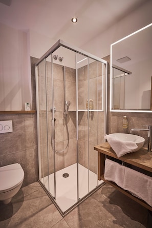 Quarto luxo | Banheiro | Produtos de toalete biodegradáveis, secador de cabelo, toalhas de banho 
