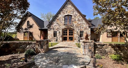 Alpacas, Rolling Hills & Starry Nights – Peaceful 3-Bedroom Farm Retreat