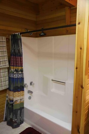 Een bad/douchecombinatie, gratis toiletartikelen, een haardroger