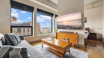 Een televisie en een stereo