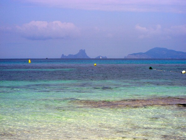 Sun loungers - Quiet vacation home with terrace, large garden and far-reaching sea views (Formentera)