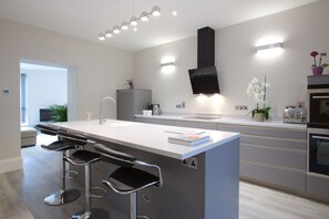 Fridge, microwave, oven, stovetop - (102)Beautiful Apartment in Landmark Cotswold Grade II Listed Georgian House -  (Nailsworth)