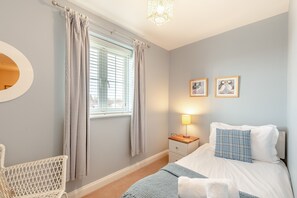 5 bedrooms, iron/ironing board, WiFi, bed sheets