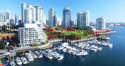 Luxury Beautiful Suite in the Heart of Downtown - Steps to BC Place Stadium!