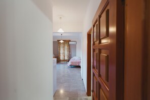 1 غرفة نوم وخزنة داخل الغرفة وواي فاي وملاءات أسرّة