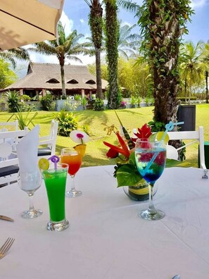 Breakfast, lunch, dinner served; local and international cuisine  - Hotel African Queen Lodge (Assouindé)