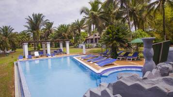 Ulkouima-allas, aurinkotuoleja