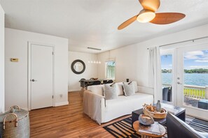 TV connectée, baby-foot, livres