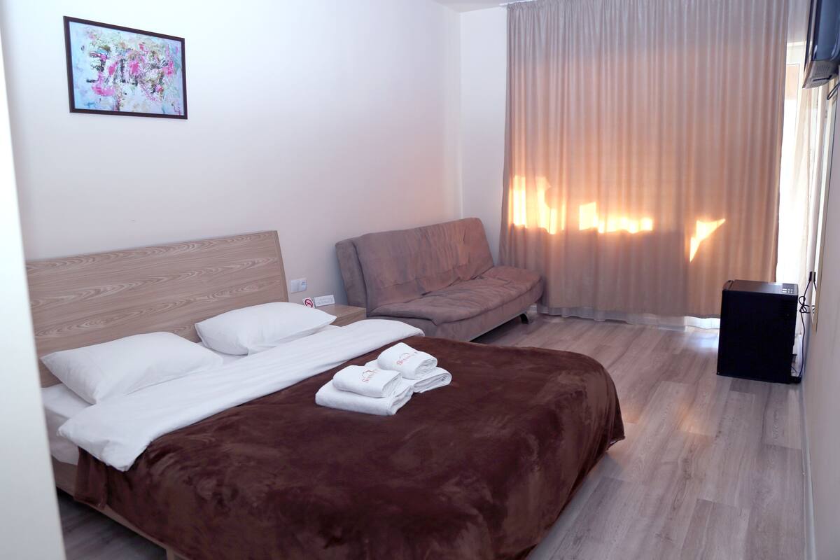 Laptop workspace, iron/ironing board, free WiFi, bed sheets