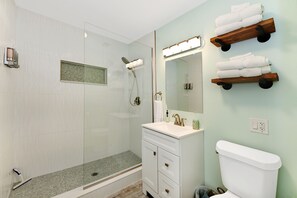 Combined shower/tub, eco-friendly toiletries, hair dryer, towels