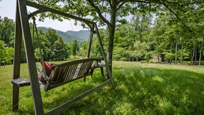 Property grounds - "The Guest House" private ,quiet, peaceful, relaxing (Franklin)