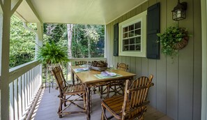 Outdoor dining - "The Guest House" private ,quiet, peaceful, relaxing (Franklin)