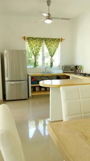 客房, 花園景 | 私人廚房 | 大型雪櫃/冰箱、微波爐、爐具、咖啡機/沖茶器