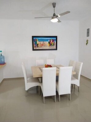 32-Zoll-LED-Fernseher mit Kabelempfang, Fernseher, Kamin