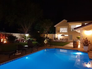 Indoor pool, outdoor pool - Junior Suite Merlot, 4 STAR, Full Kitchen, Fast WiFi, 55 "Smart TV, Solar Pool (Constantia)