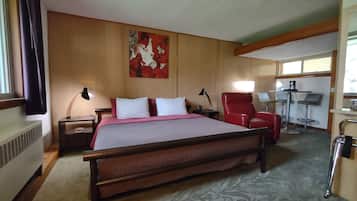 Desk, WiFi, bed sheets