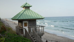 Nær stranden, solsenger og strandhåndklær