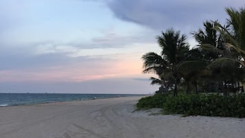 Beach nearby, sun loungers, beach towels