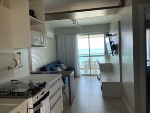Frigorífico, microondas, horno y placa de cocina
