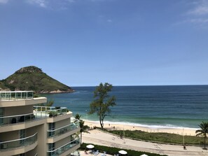 Ubicación a pie de playa, tumbonas y toallas de playa