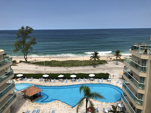 Schöne Wohnung schwimmt auf dem schönen Strand von Recreio