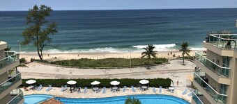 Flotando en la bella Praia do Recreio