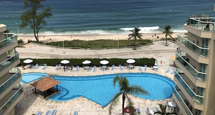 Schöne Wohnung schwimmt auf dem schönen Strand von Recreio