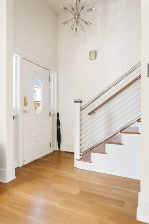 Interior - Hibiscus House: Embrace Comfort and Convenience! (Charleston)