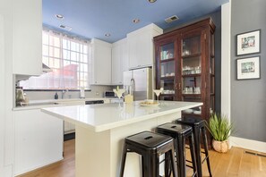 Fridge, microwave, oven, stovetop - Hibiscus House: Embrace Comfort and Convenience! (Charleston)