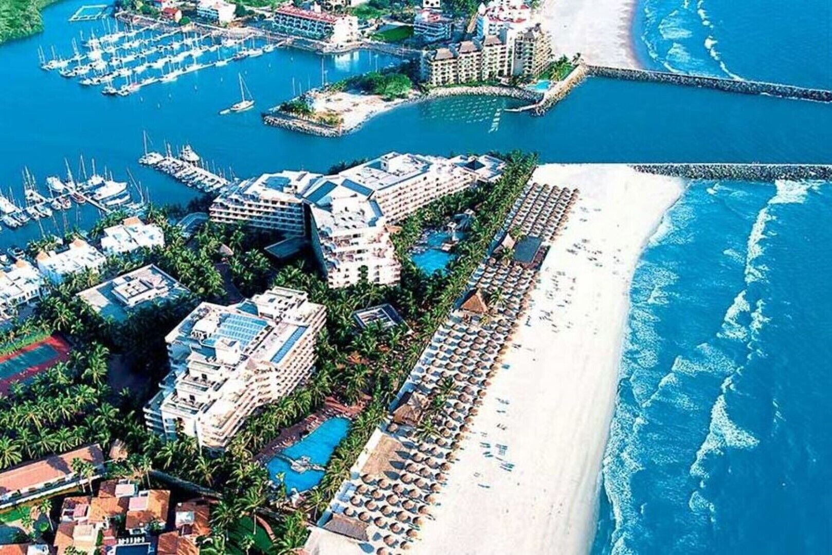 Na praia, espreguiçadeiras, toalhas de praia 