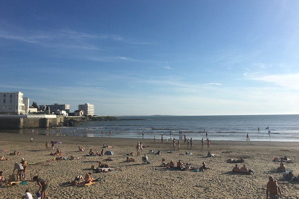 Una spiaggia nelle vicinanze