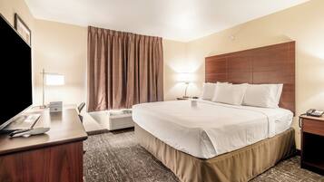 Luxe beddengoed, pillowtop-bedden, een bureau, een laptopwerkplek