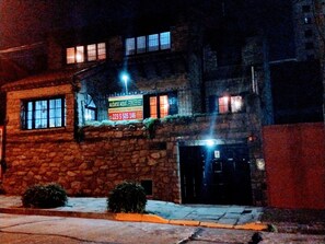 Fassade der Unterkunft – Abend/Nacht
