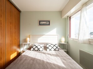 1 slaapkamer, een strijkplank/strijkijzer, wifi