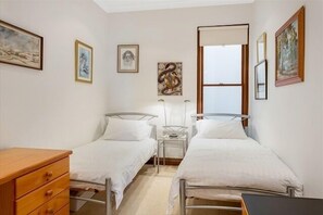 2 habitaciones, tabla de planchar con plancha, wifi y ropa de cama 