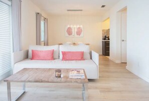 TV connectée, baby-foot, livres