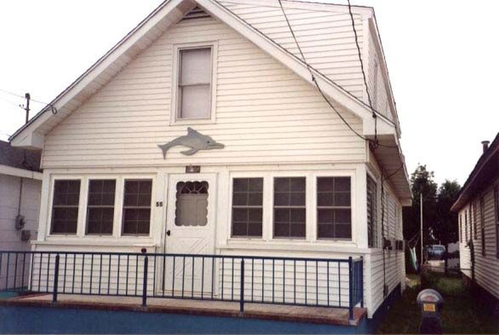 CLEAN & SPACIOUS VACATION RENTAL JUST 6 HOUSES FROM THE BEACH