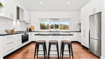 Fridge, microwave, stovetop, dishwasher
