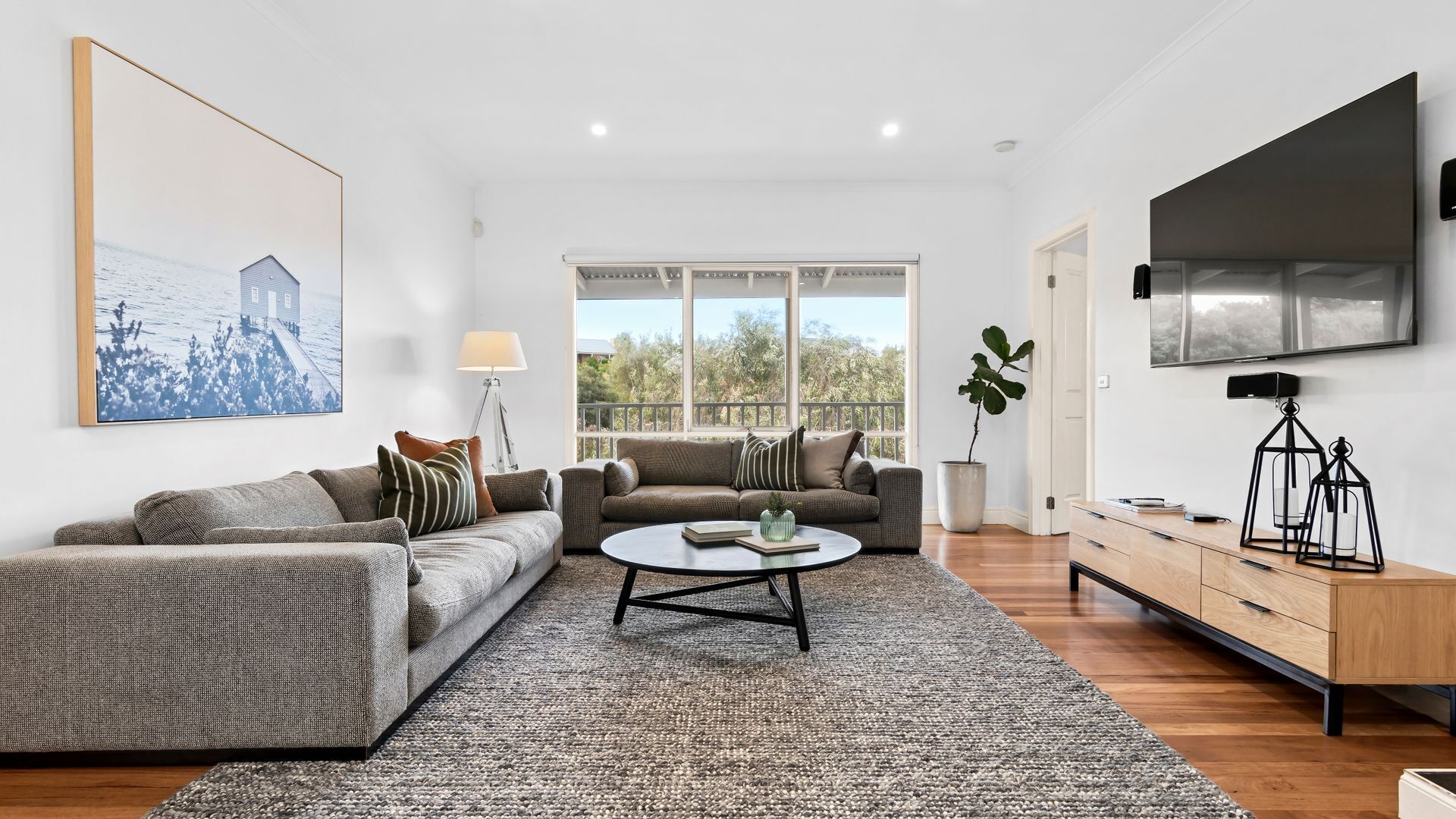 Smart TV, fireplace, Netflix, streaming services