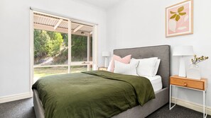 6 bedrooms, iron/ironing board, travel cot, free WiFi - Highbury's Peaceful Retreat with gas heated plunge pool (Tootgarook)