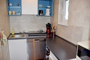 Fridge, microwave, dishwasher, high chair - Holiday house in Plogshagen on Hiddensee - Holiday house in Plogshagen on Hiddensee (Insel Hiddensee)