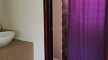 Double Room | Bathroom | Shower, rainfall showerhead, hair dryer, towels