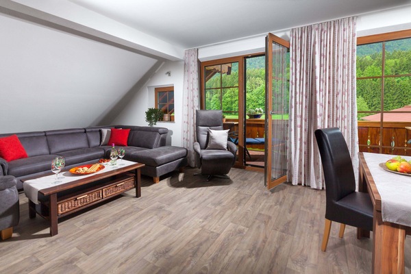 Ferienwohnung Hochstaufen 92 qm im DG, 2 Schlafzimmer, Balkon-Wohnzimmer