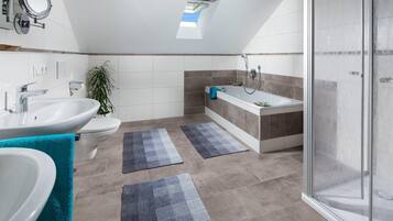 Badewanne, Haartrockner, Handtücher