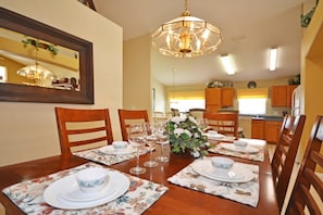 Villa, 5 Bedrooms | Dining