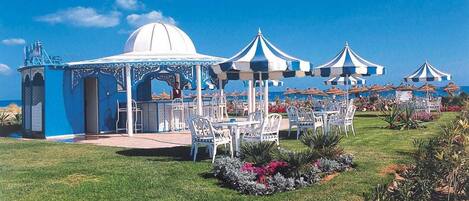 2 restaurants, breakfast, lunch served; local and international cuisine