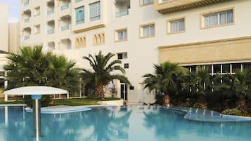 Kolam renang indoor dan kolam renang outdoor musiman