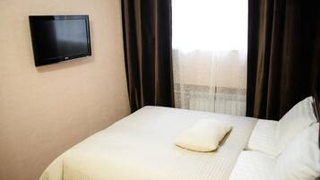 Kahden hengen huone, 1 suuri parisänky, kaupunkinäköala | Allergiatestatut vuodevaatteet, untuvapeitot, tallelokero huoneessa