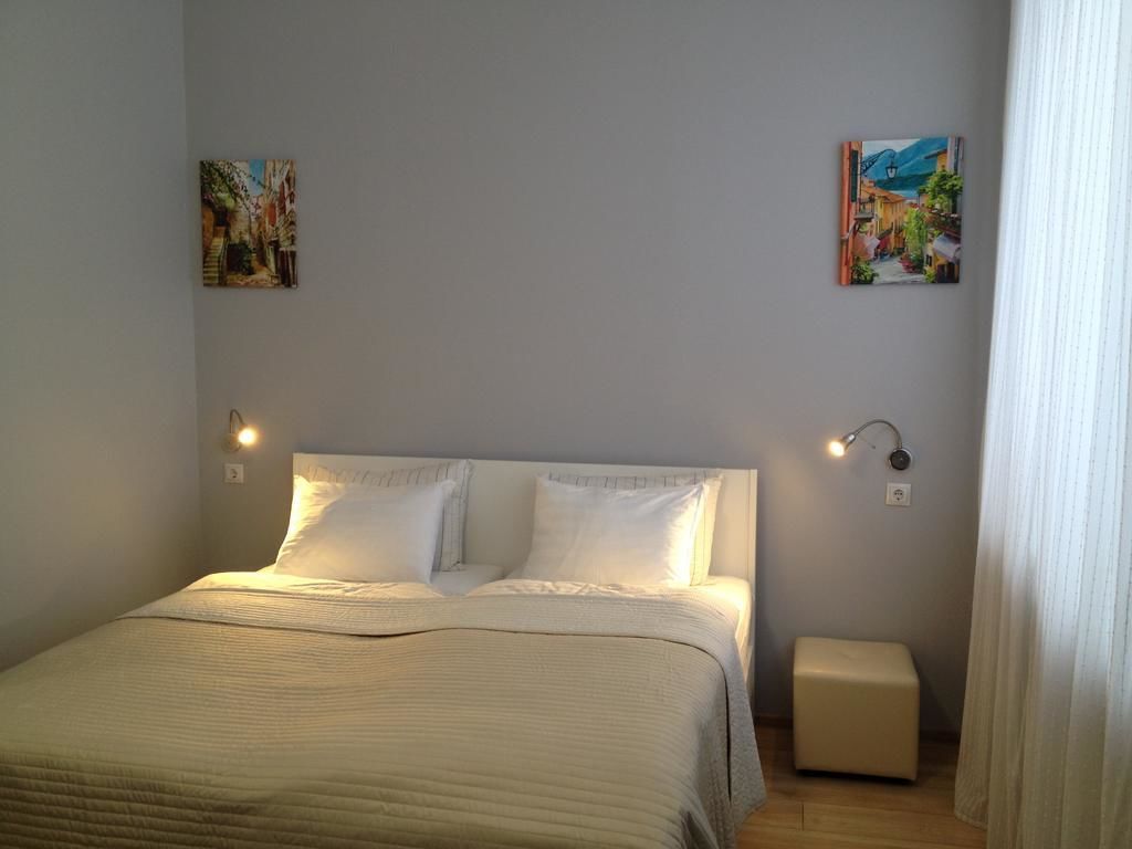 Hypo-allergenic bedding, down duvets, in-room safe, desk