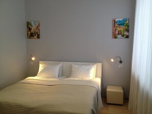 Allergiatestatut vuodevaatteet, untuvapeitot, tallelokero huoneessa